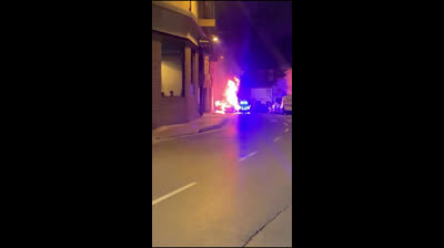 Aparatoso incendio de un coche en el barrio de San León de la capital turolense .Sin daños personales  (Videos)