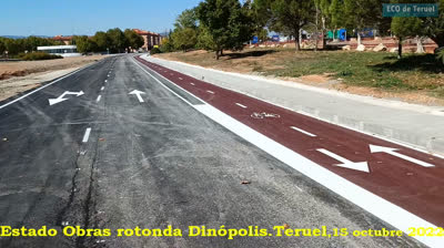 Las obras de la nueva rotonda que se está construyendo en el acceso a la ciudad por la N-234, en el entorno de Dinópolis,en Teruel capital,  están a punto de terminar.