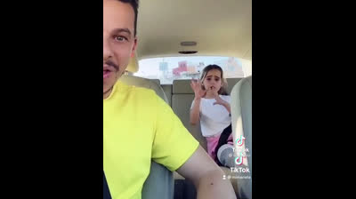 Niña cantando la curiosidad en el coche