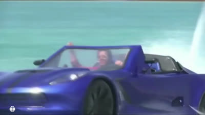 Unos egipcios crean un coche para navegar por el agua